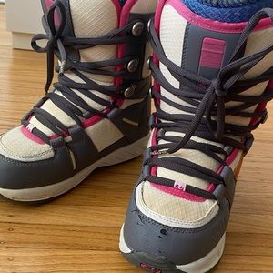 Used snowboard boots size 5 

Pick up in Downtown